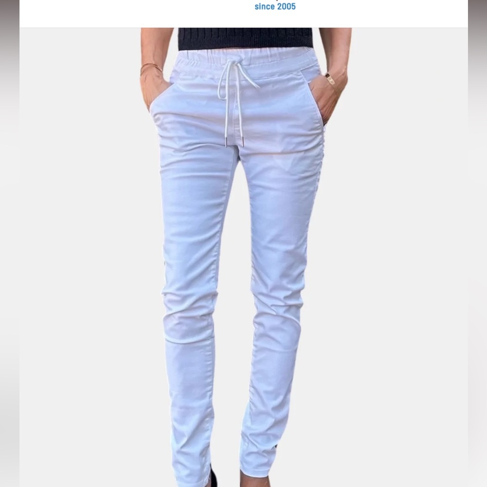 Bevy flog Shely in white with grey print!